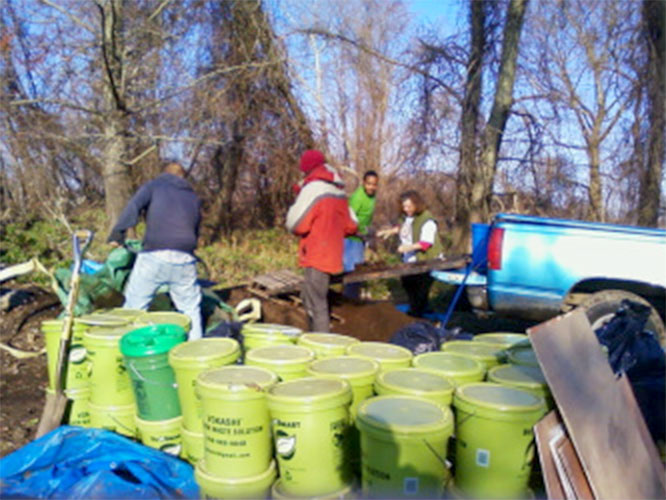 Vokashi Vandra, Volunteers and Workers Sifting Compost