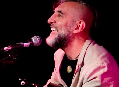 Rubén González